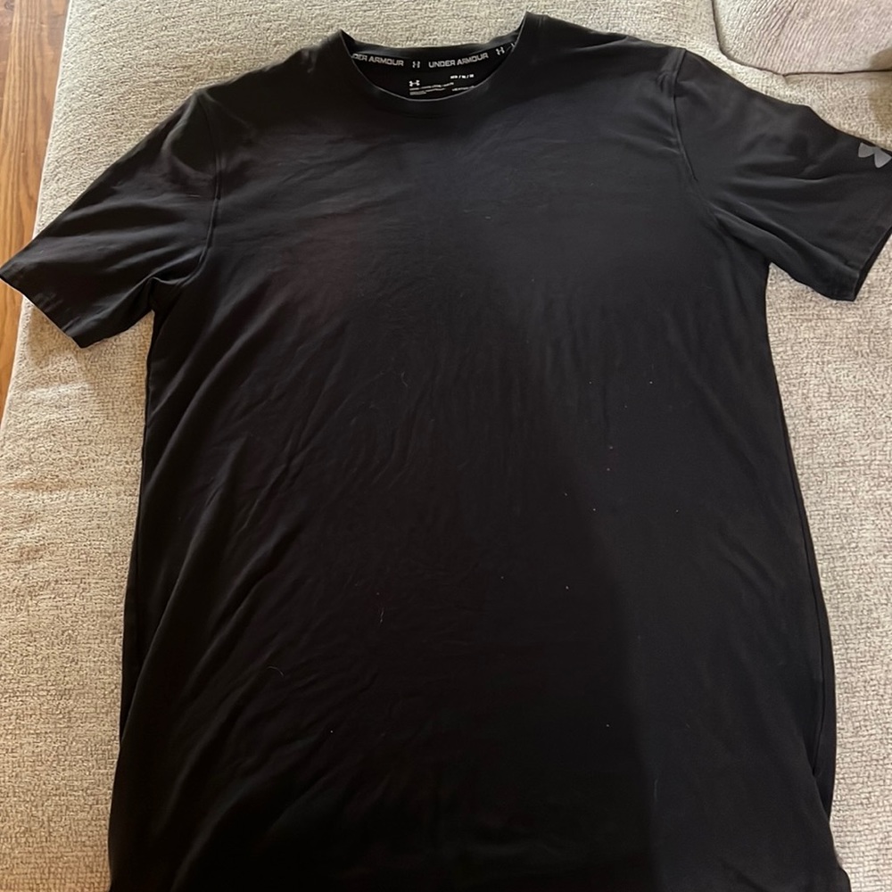 Men’s under Armour heat gear loose fit tee size M